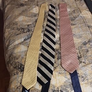Tommy Hilfiger Gold, Black, and Pink Tie Set